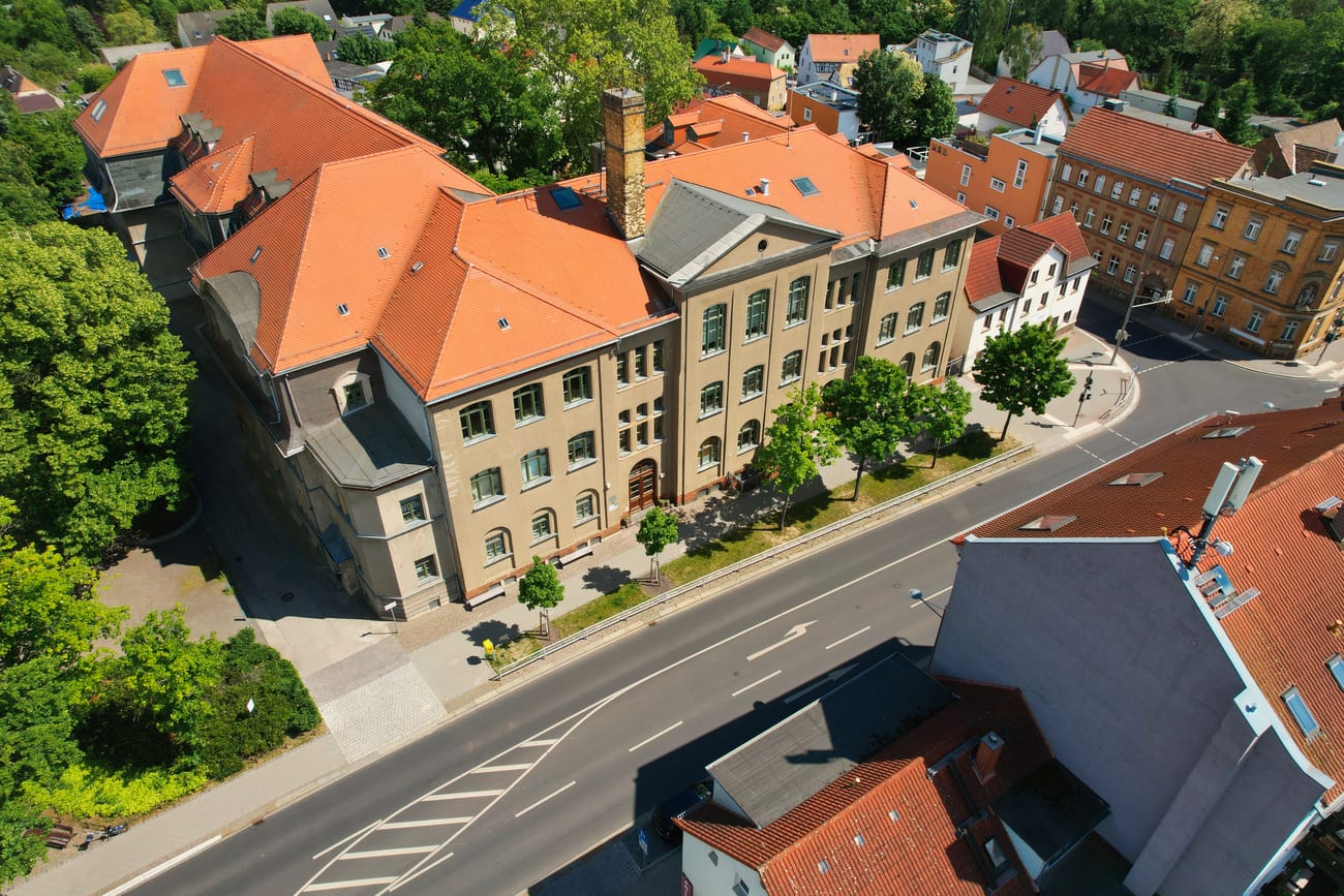 Seitliche Luftaufnahme des Gebäudes mit Innenhof